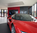 Obklady stěn smaltovaným sklem Autosalon Ferrari